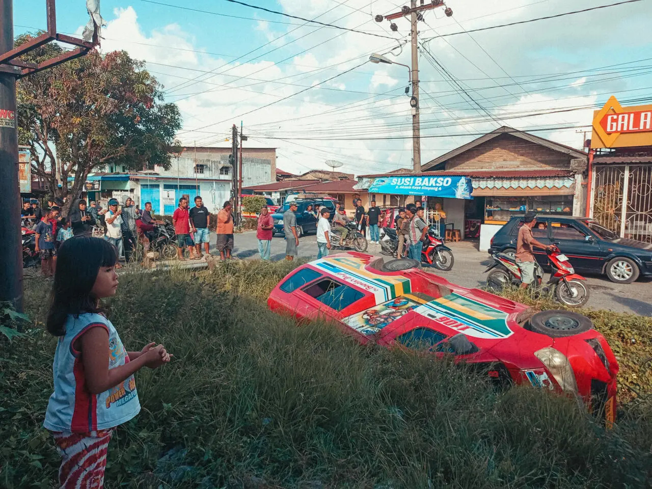 A public transport vehicle overturned and fell into ...